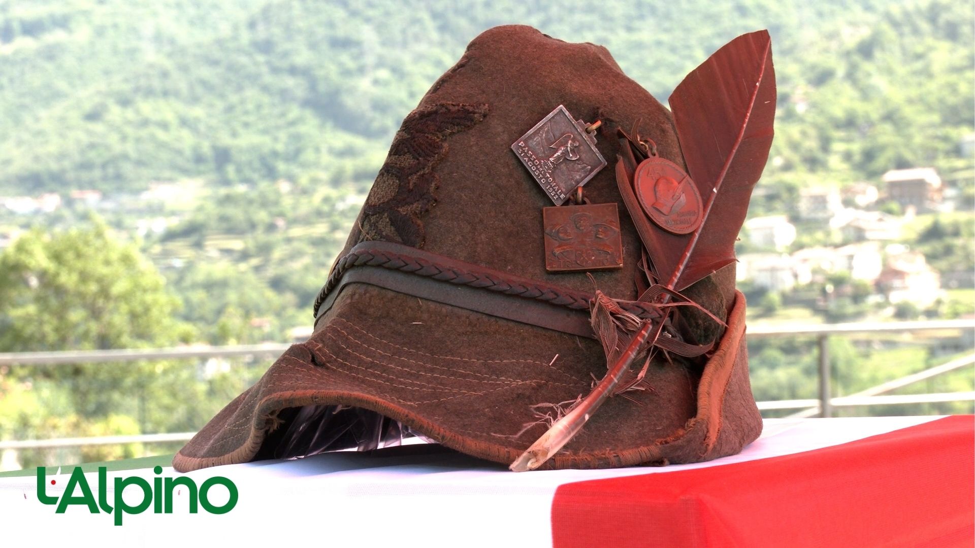 L'Alpino - Il cappello del reduce Gazzoli torna tra le montagne