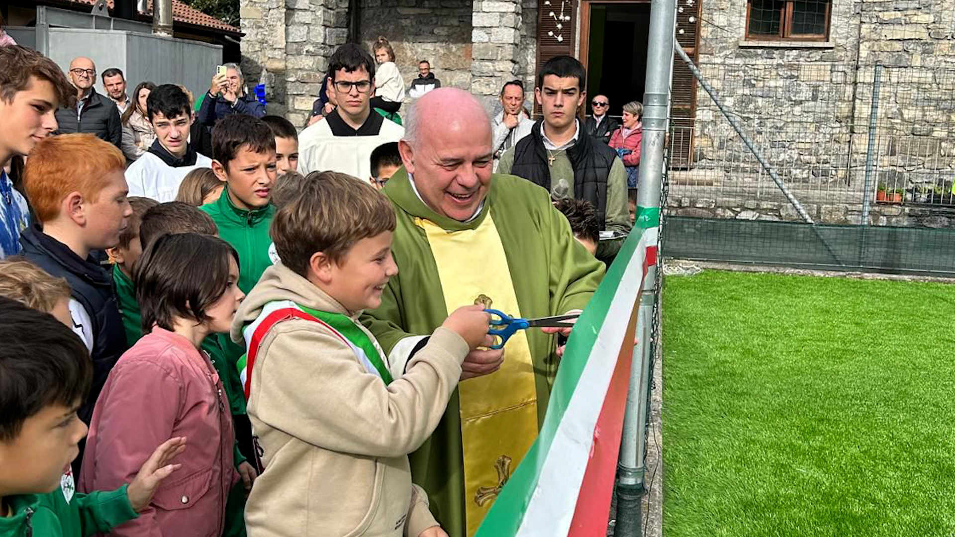 Grande festa per il rifacimento del campo dell'oratorio