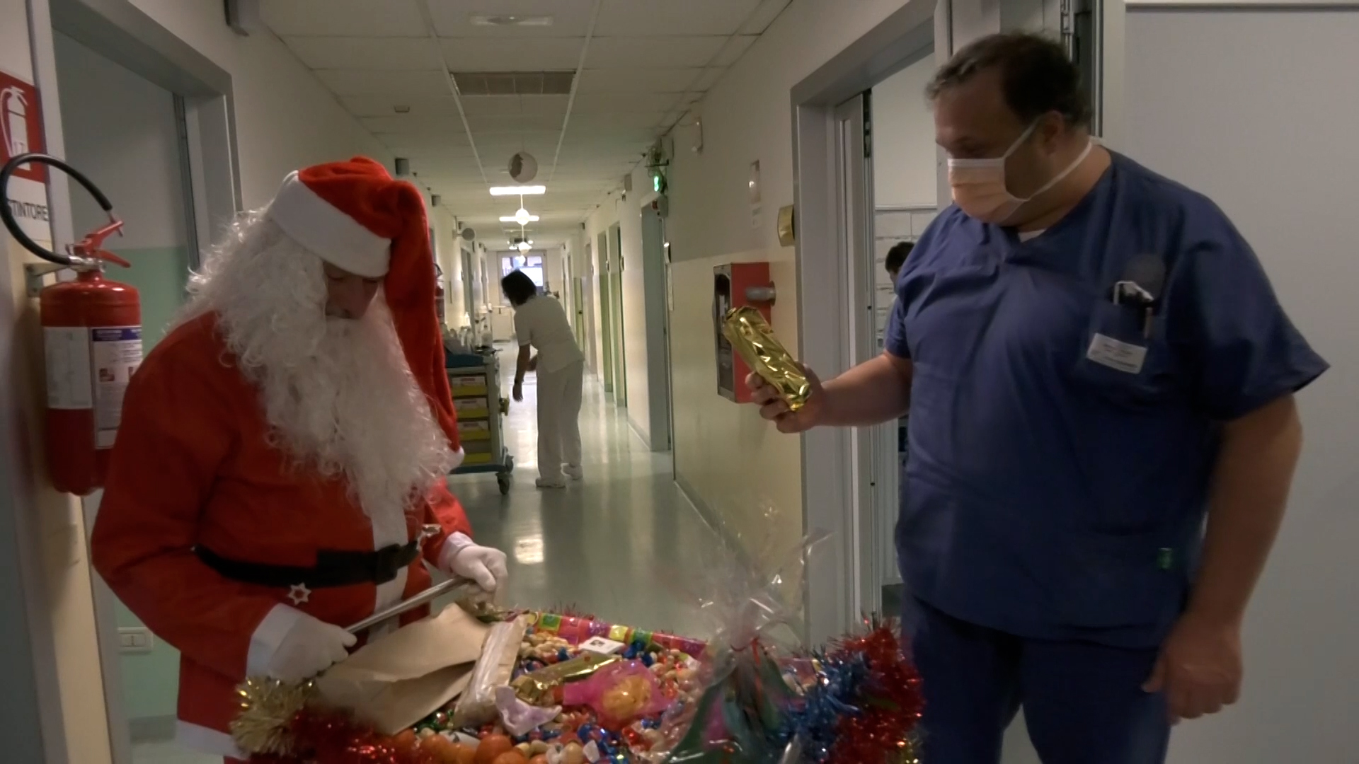 Babbo Natale in ospedale con una caramella e un sorriso per tutti