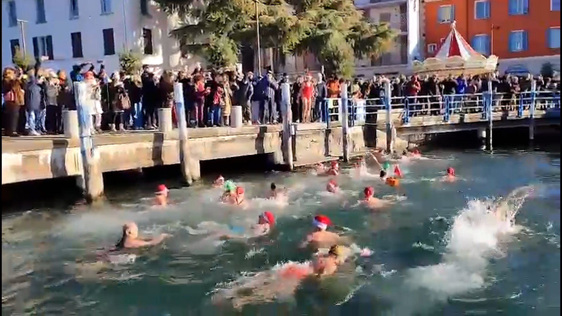 Iseo: 25 temerari per il tuffo di S. Stefano