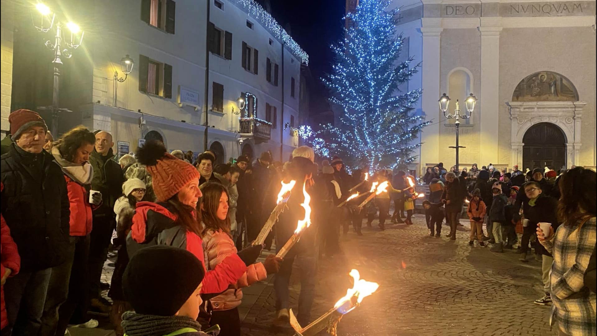 Una fiaccolata per la pace, il paese si anima con altre iniziative